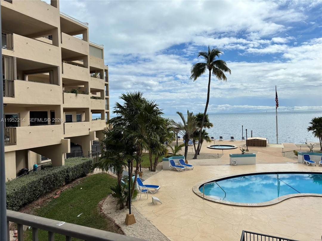 Spectacular Direct Ocean Views !