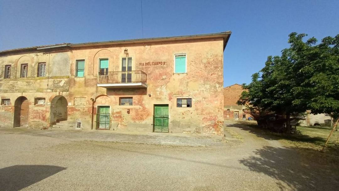 Portion of farmhouse with 1 hectare of land and several agricultural outbuildings for sale in Montepulciano, in the beautiful Tuscan countryside.