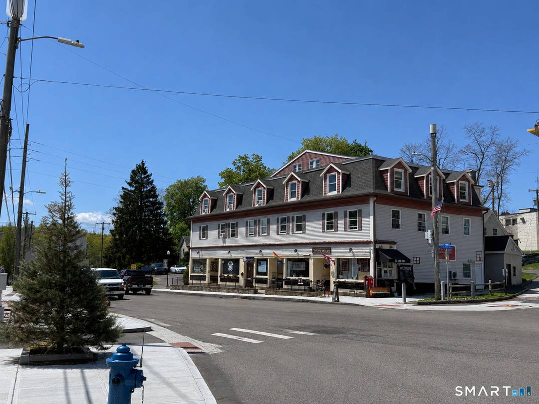 The Village at 82 Main is a pristine 22 unit asset located in the true heart of one of Connecticut's most charming small towns !