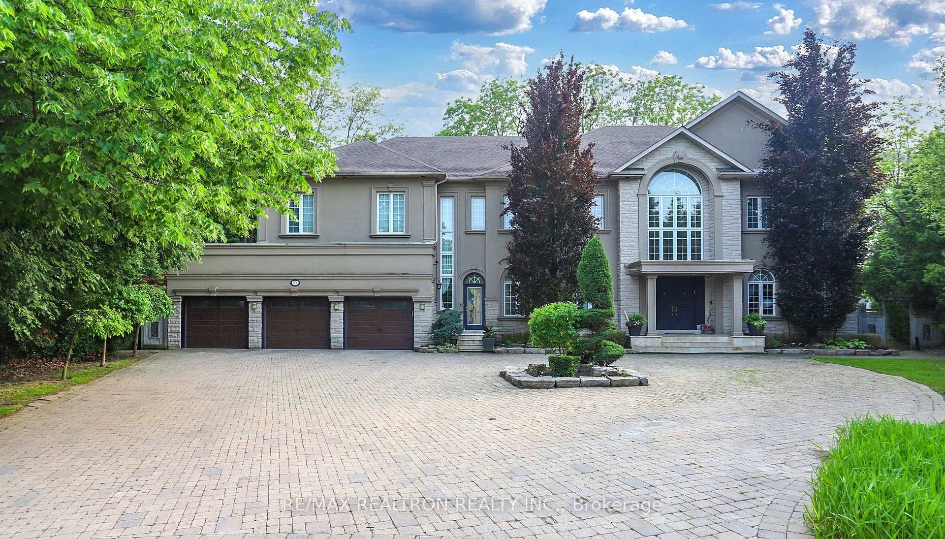 Welcome to an exceptional, rare offering on prestigious 'Renaissance Court' a quiet, private cul de sac in Thornhill's most sought after community.