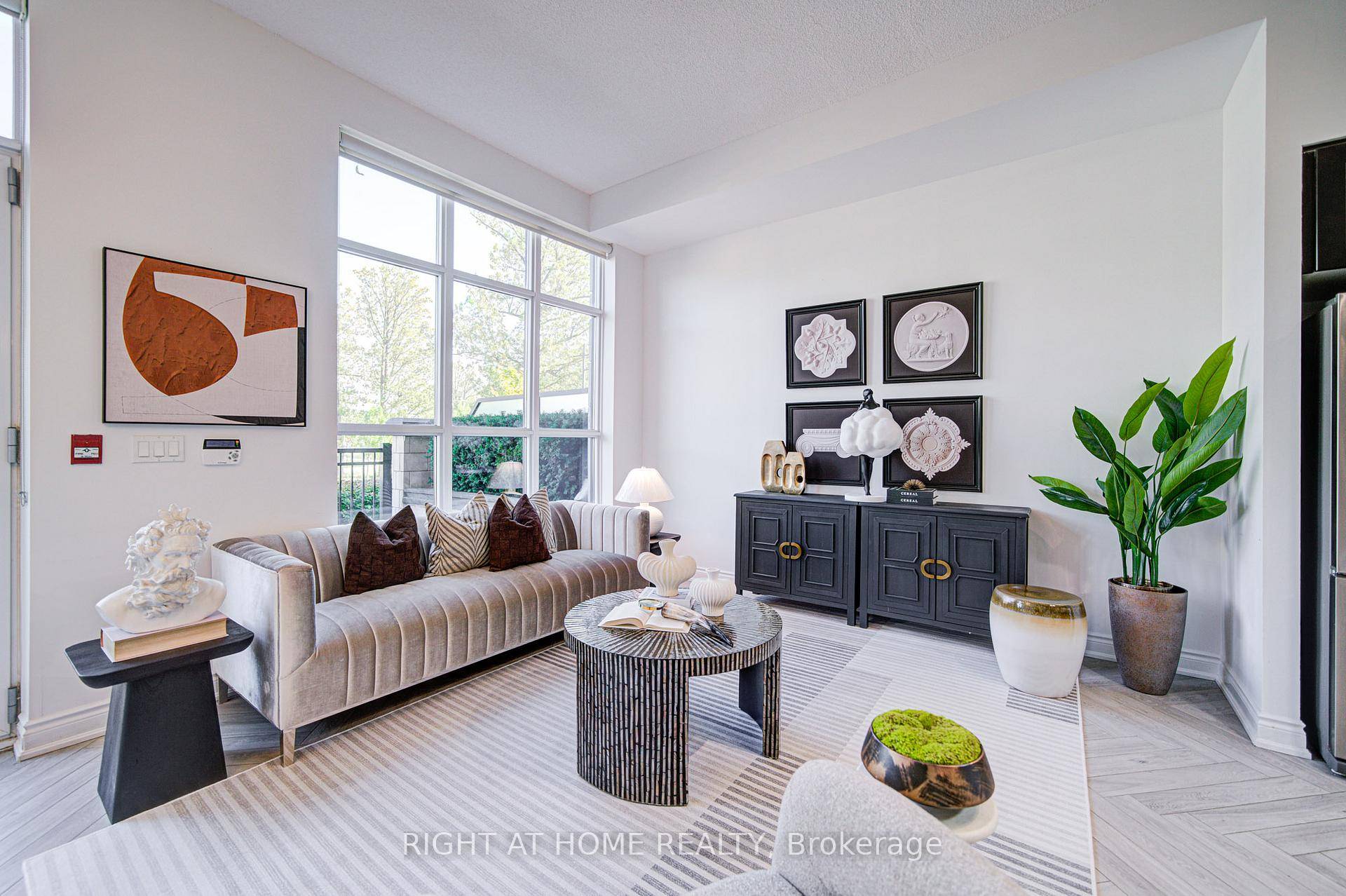Markham Unionville Luxury townhouse One of a kind with 4 rooms 3 entries, 2 Parkings 2 lockers !
