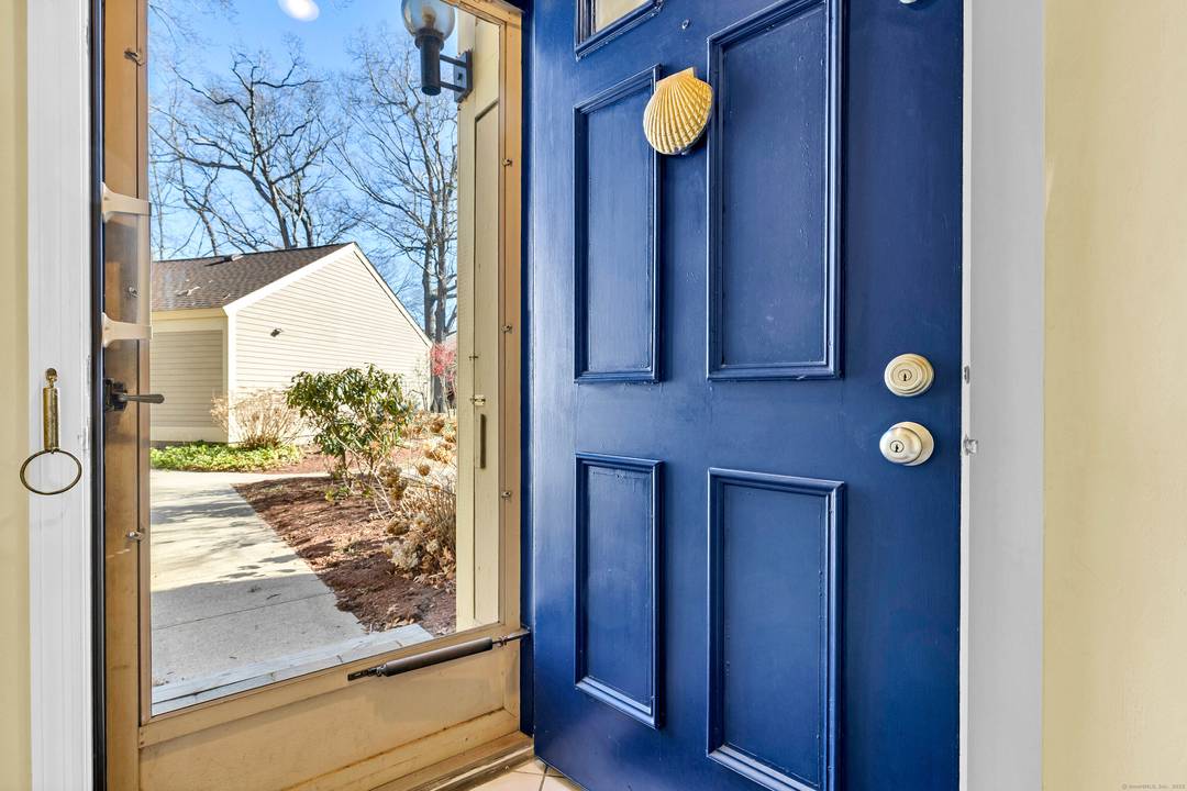 Summerwood on the Sound. Step into this stunning townhouse condominium featuring a fabulous kitchen with spacious quartz counters and breakfast bar, custom designed cabinetry and stainless steel appliances.