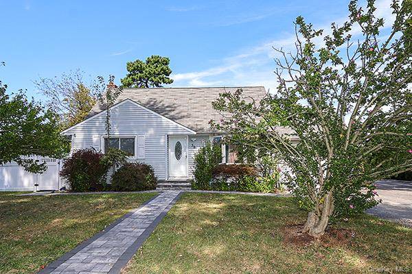 Welcome to this charming Cape in the heart of Bay Shore !