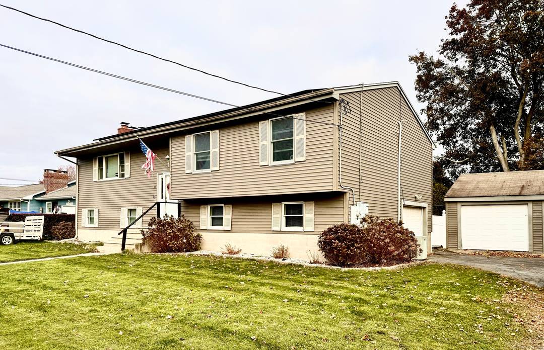 DEEDED ACCESS TO BAYSIDE BEACH !