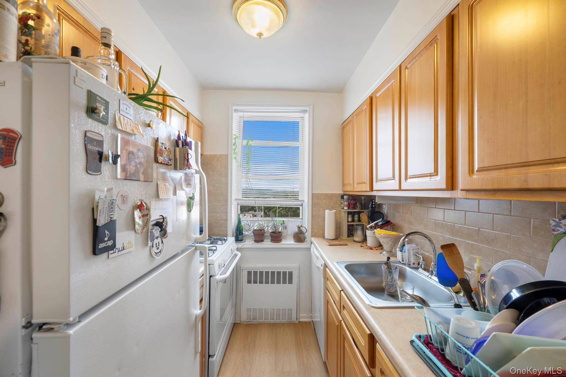 Rare opportunity Two BR sponsor unit for a buyer to purchase vacant and move in with no board approval.