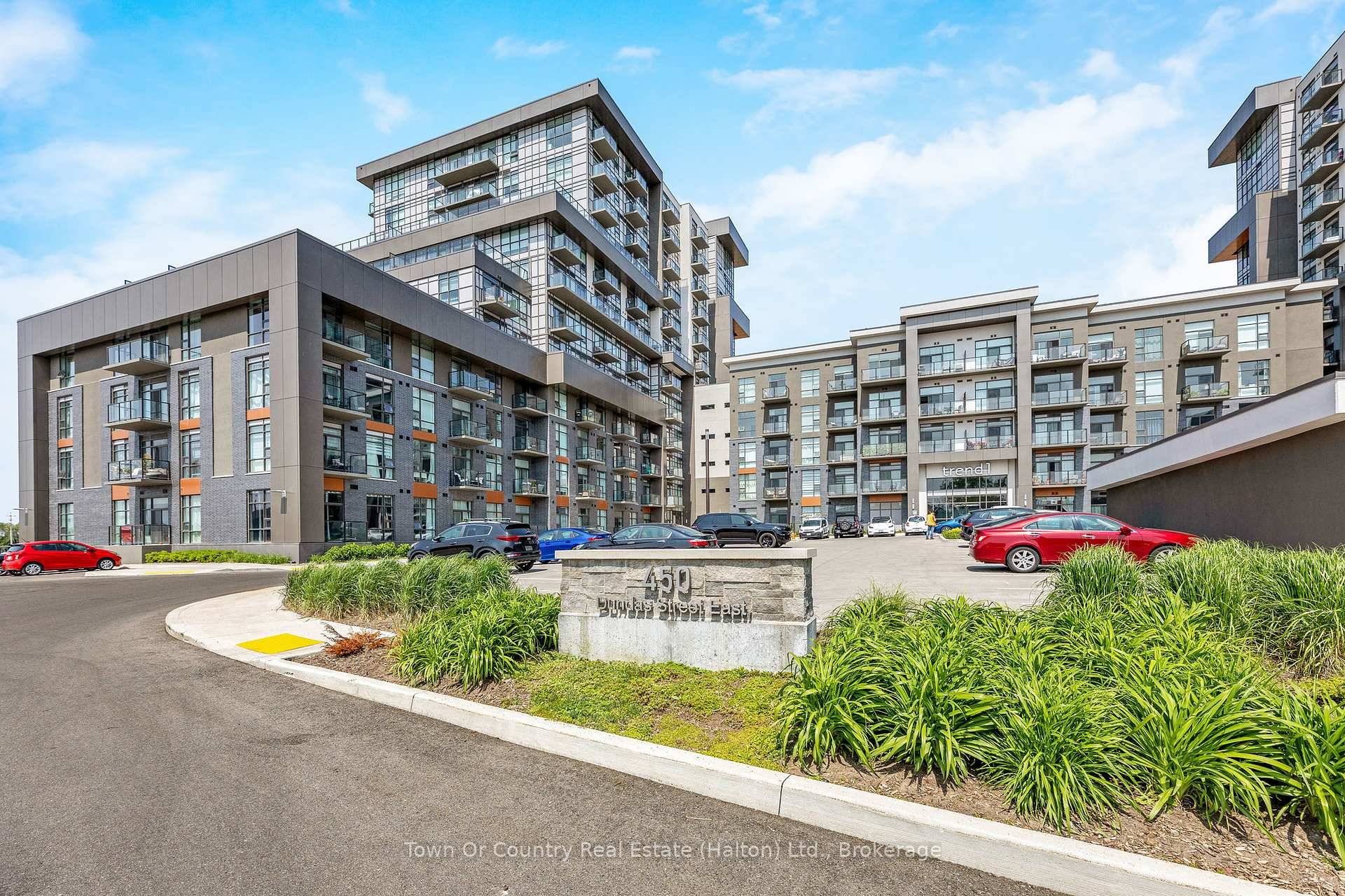 Located in Waterdown's TREND condo development, this 700sqft One Bedroom Den condo suite is on the second to top floor and offers a walk out balcony with a beautiful South ...