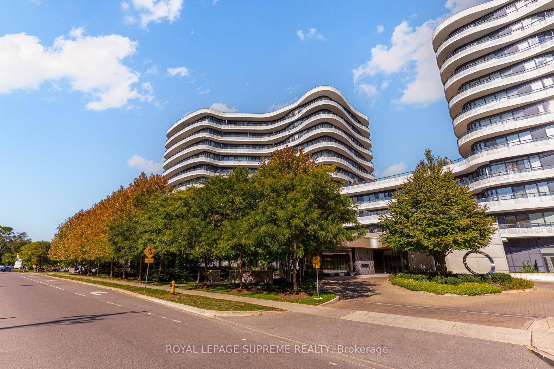 Welcome to this beautifully appointed 1 bedroom unit at Flaire Condos, located in the vibrant Shops at Don Mills community.