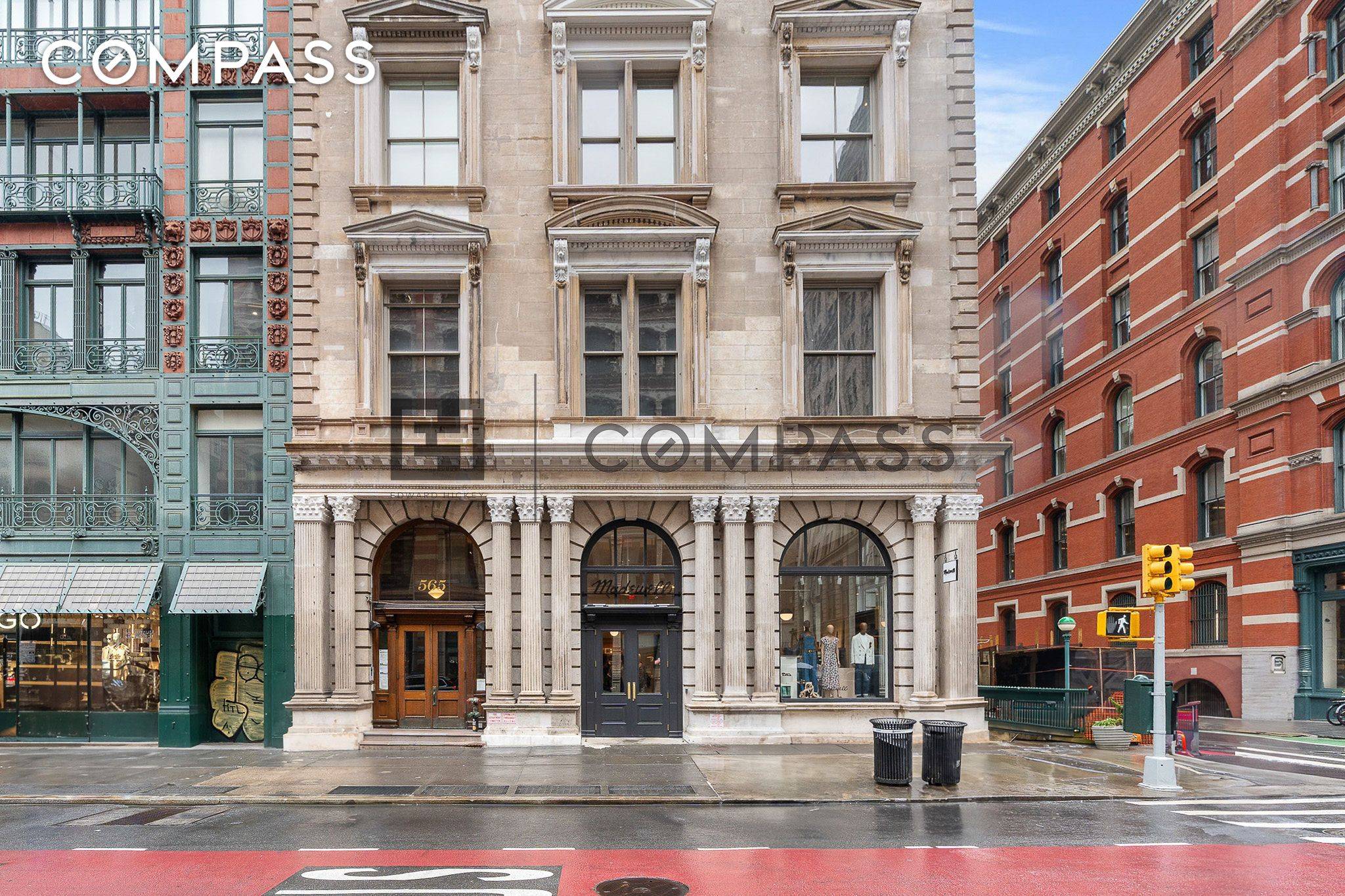 ? ? Why This Loft is a Unicorn Top Floor Status 8th Floor Over Prince Street True top floor Soho lofts are rare, especially with unobstructed skyline views.