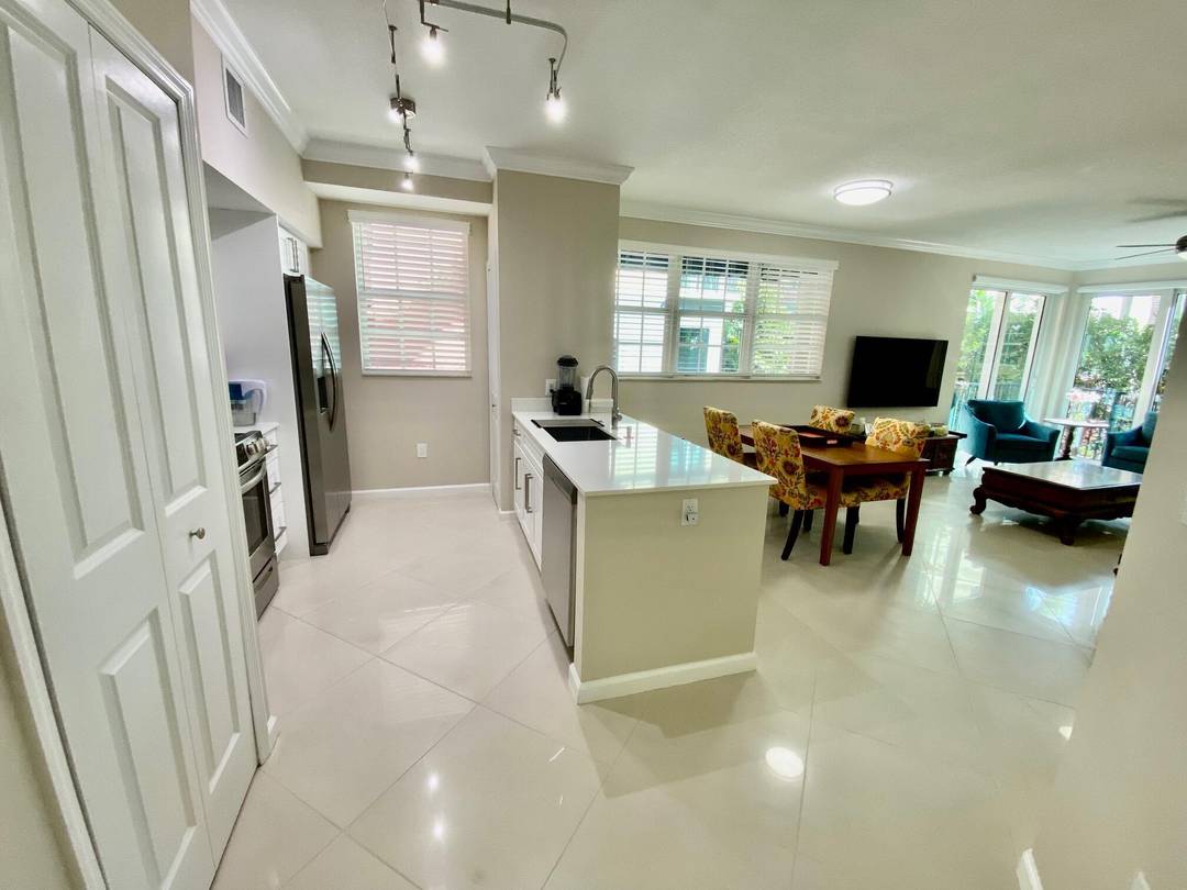 Location ! ! Beautiful spacious 1 1 renovated corner unit w high ceilings amp ; lots of natural light !