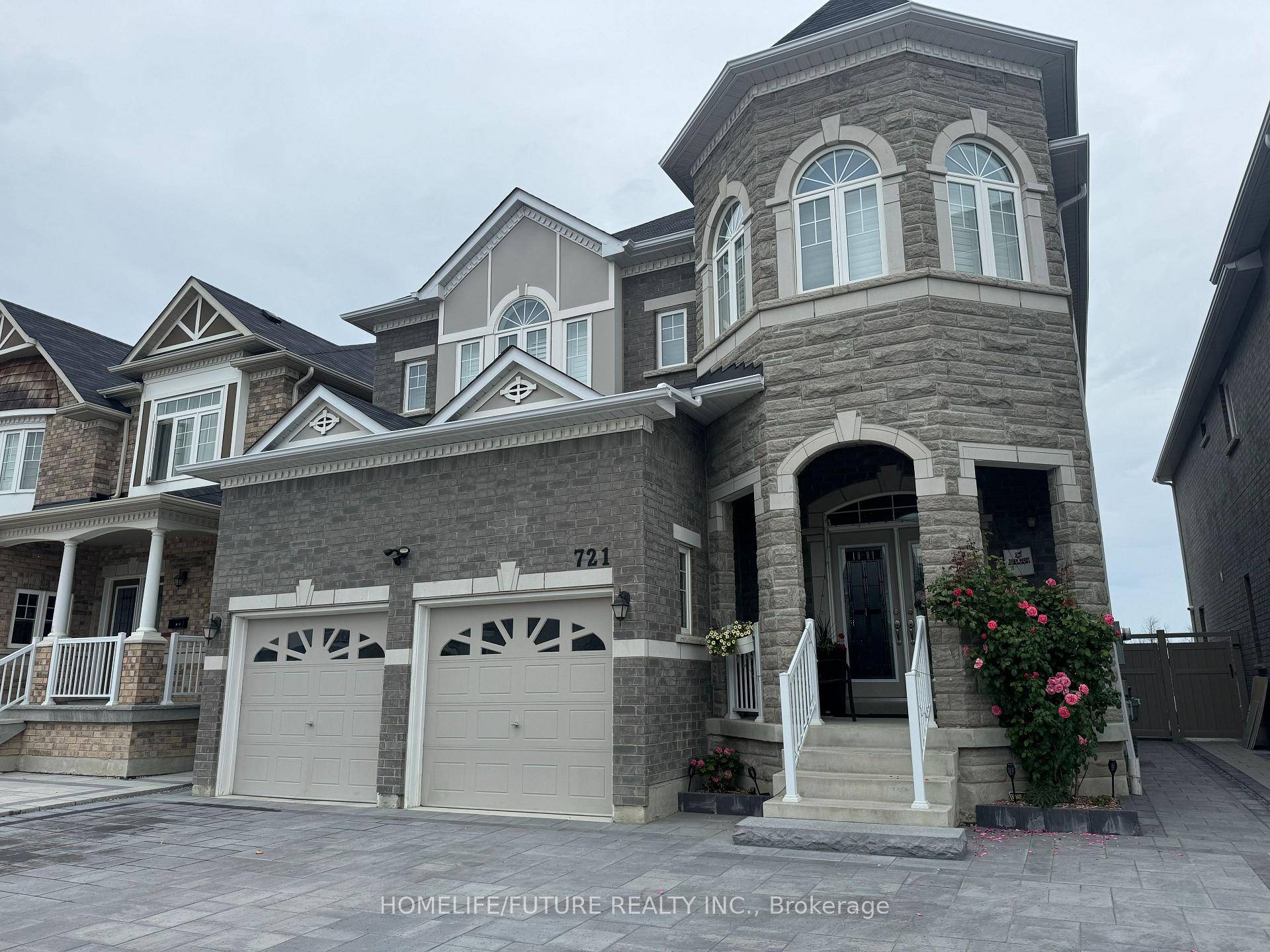 This is a beautiful brand new custom renovated 2 bedroom basement suite !