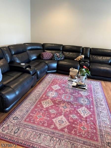 Sunny and Bright ! Spacious 3bed 2.