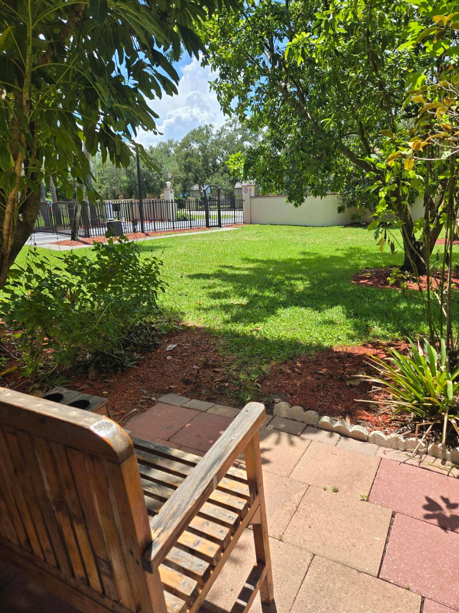 COME HOME TO RELAX IN YOUR 1ST FLR CRNR UNIT W 2 SCR'D PORCHES PATIO.