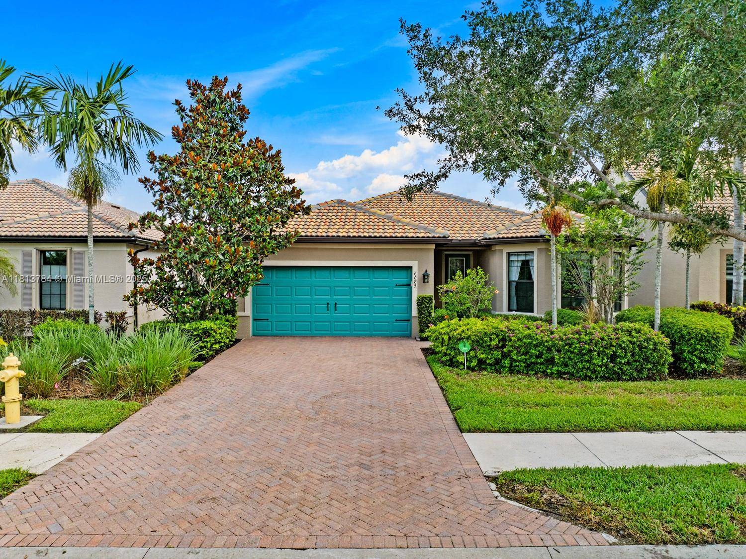Warm amp ; inviting, this Abbeyville model offers 2 beds plus den w French doors, a sunroom, amp ; extended lanai across 1, 784 sq.