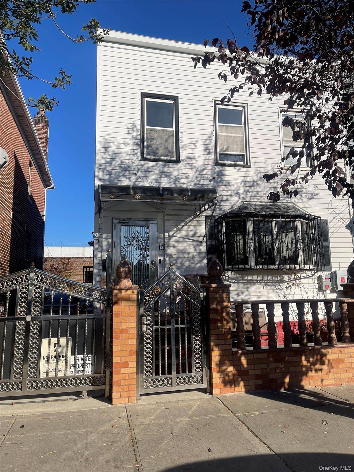 Welcome to 15 Euclid Ave, Cypress Hill A 2 bedrooms 3 bathrooms det home with a big back yard.