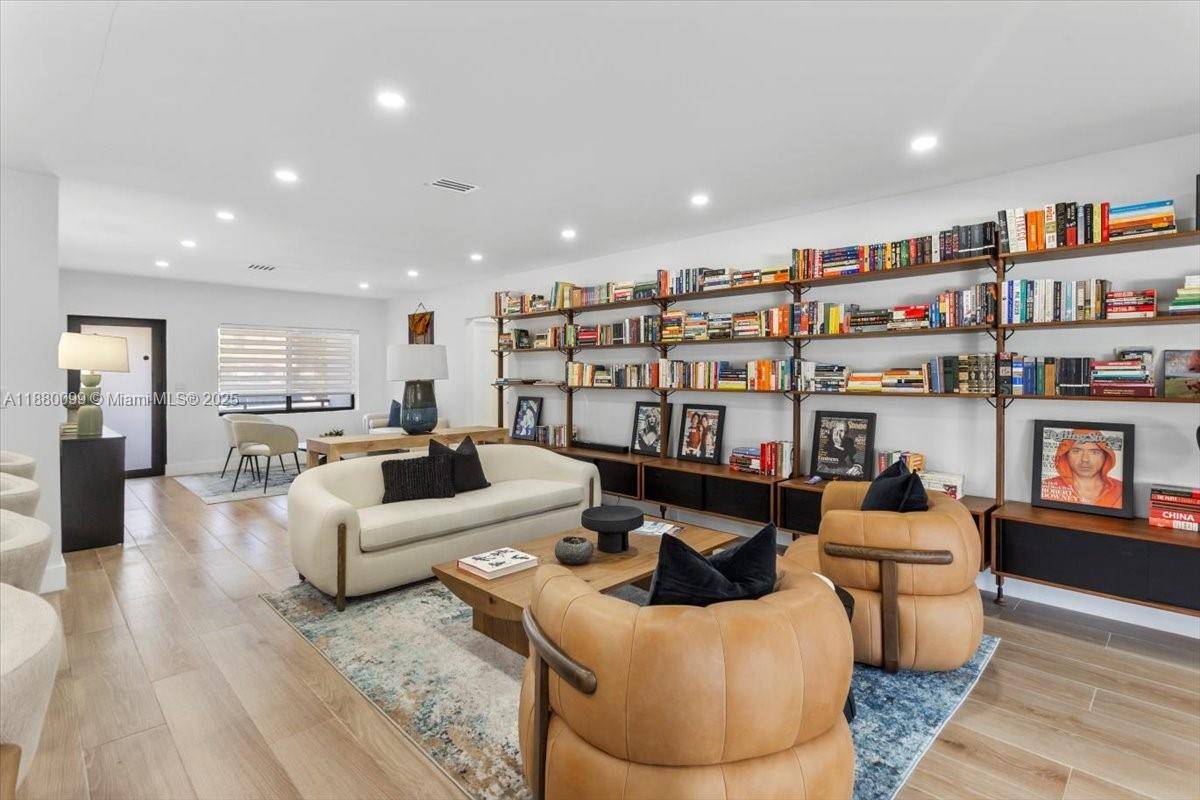 Discover your stylish residence in the heart of Shenandoah !
