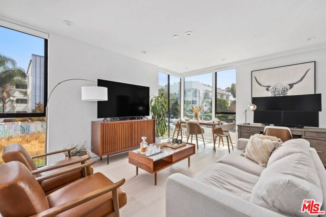 1243  N Gower St 3BR Hancock Park La