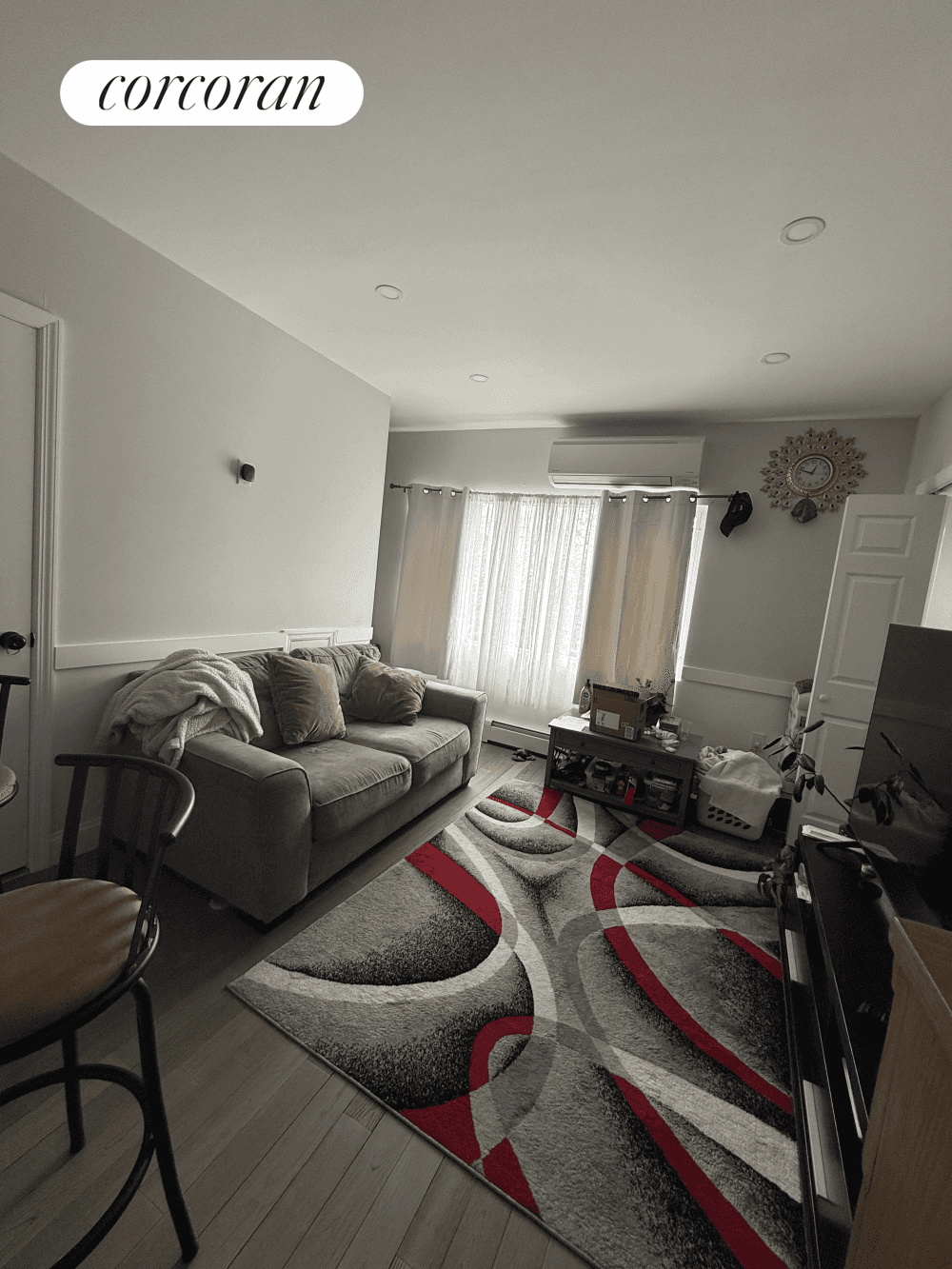 4 beds 1. 5 baths renovated large sunny duplex.