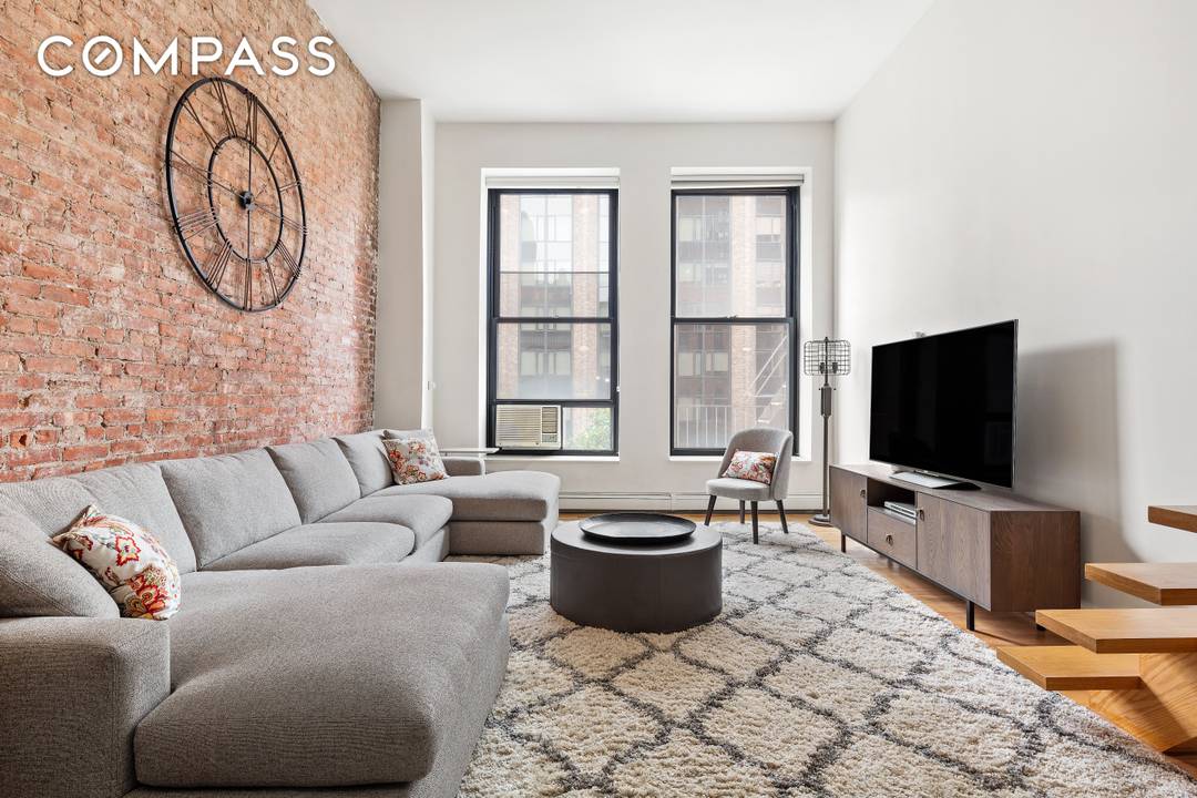 Discover an exceptional opportunity to own a chic, dramatic 1, 000 square foot one bedroom with a spacious loft in one of downtown Manhattan s largest and most desirable buildings ...