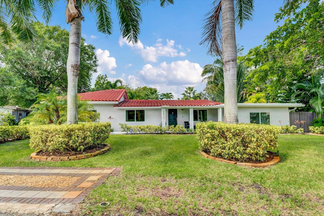 Beautiful fully furnished 3 bedroom, 3 bath residence located in the heart of Wilton Manors, just steps from Wilton Drive's restaurants, cafe s, and nightlife.