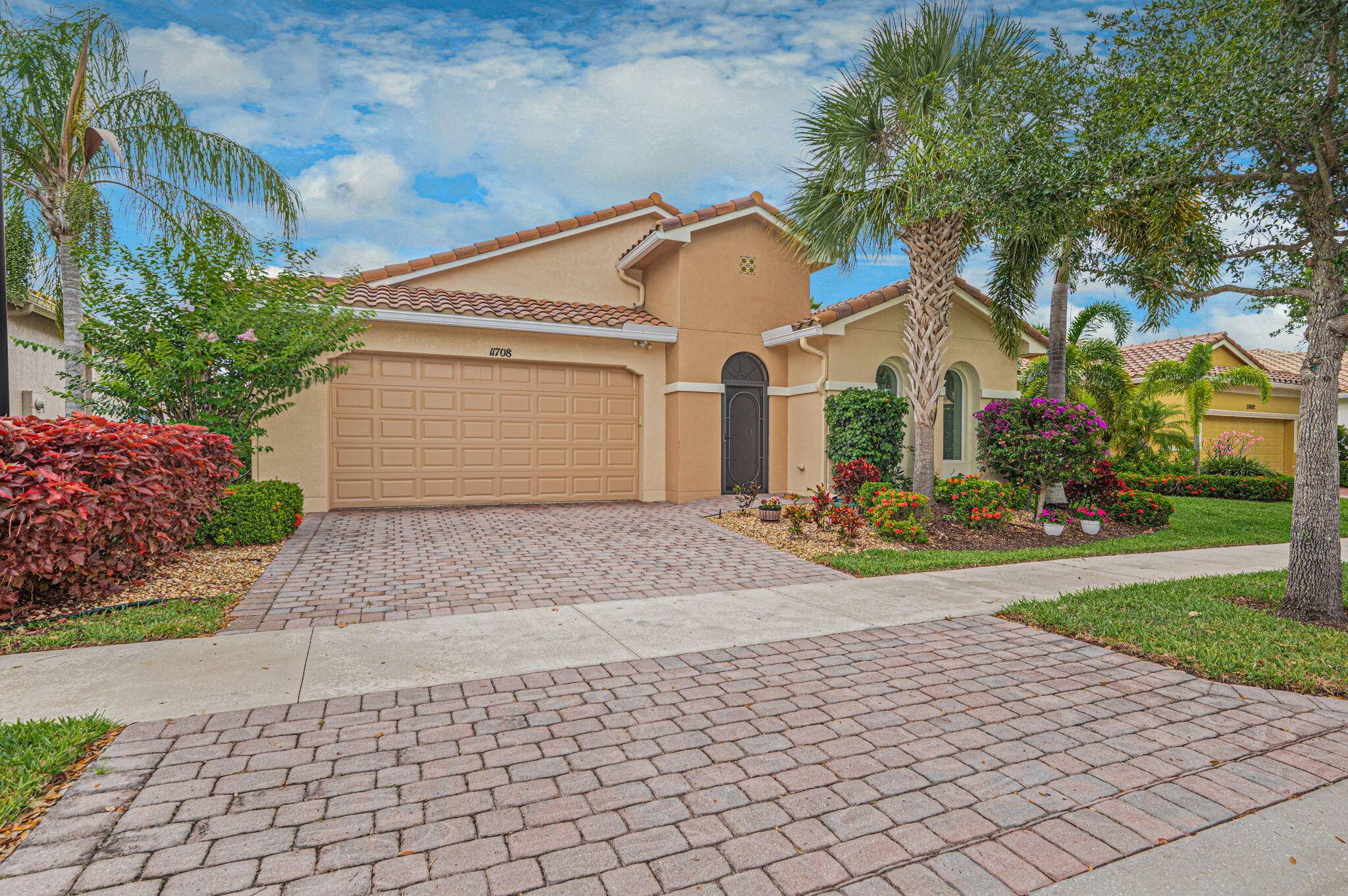 MOTIVATED SELLERS ! ! ! 5, 000 SELLER CONCESSION FOR BUYER'S CLOSING COSTS.