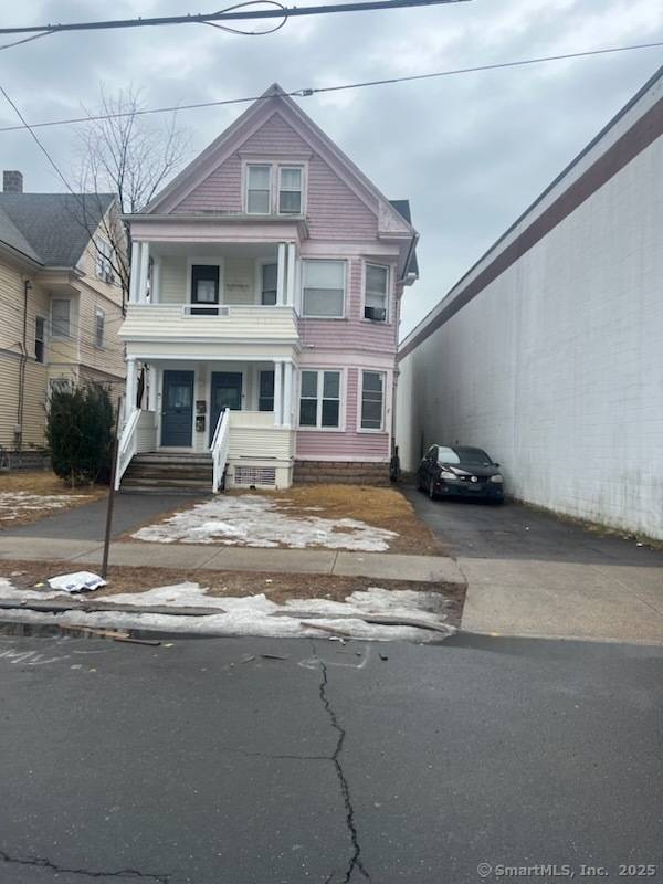 WELCOME TO THIS FANTASTIC MULTY FAMILY HOME.