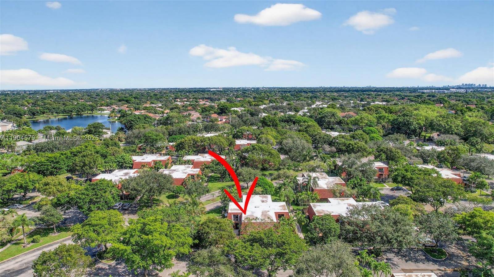In the heart of beautiful Plantation is your new gorgeous townhouse, in a tree lined neighborhood w private fenced in courtyard patio to entertain amp ; BBQ grill.