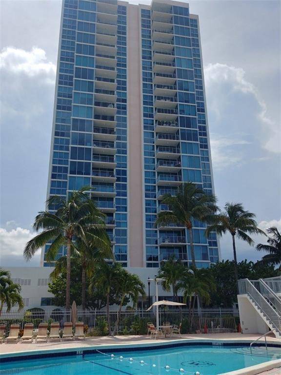 Sobe Master BR amp ; bath in HUGE apt, doorman, pool, fully remodeled on beach, luxury !