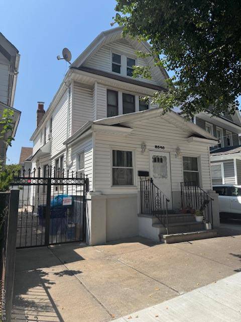 Come check out this colonial Home !