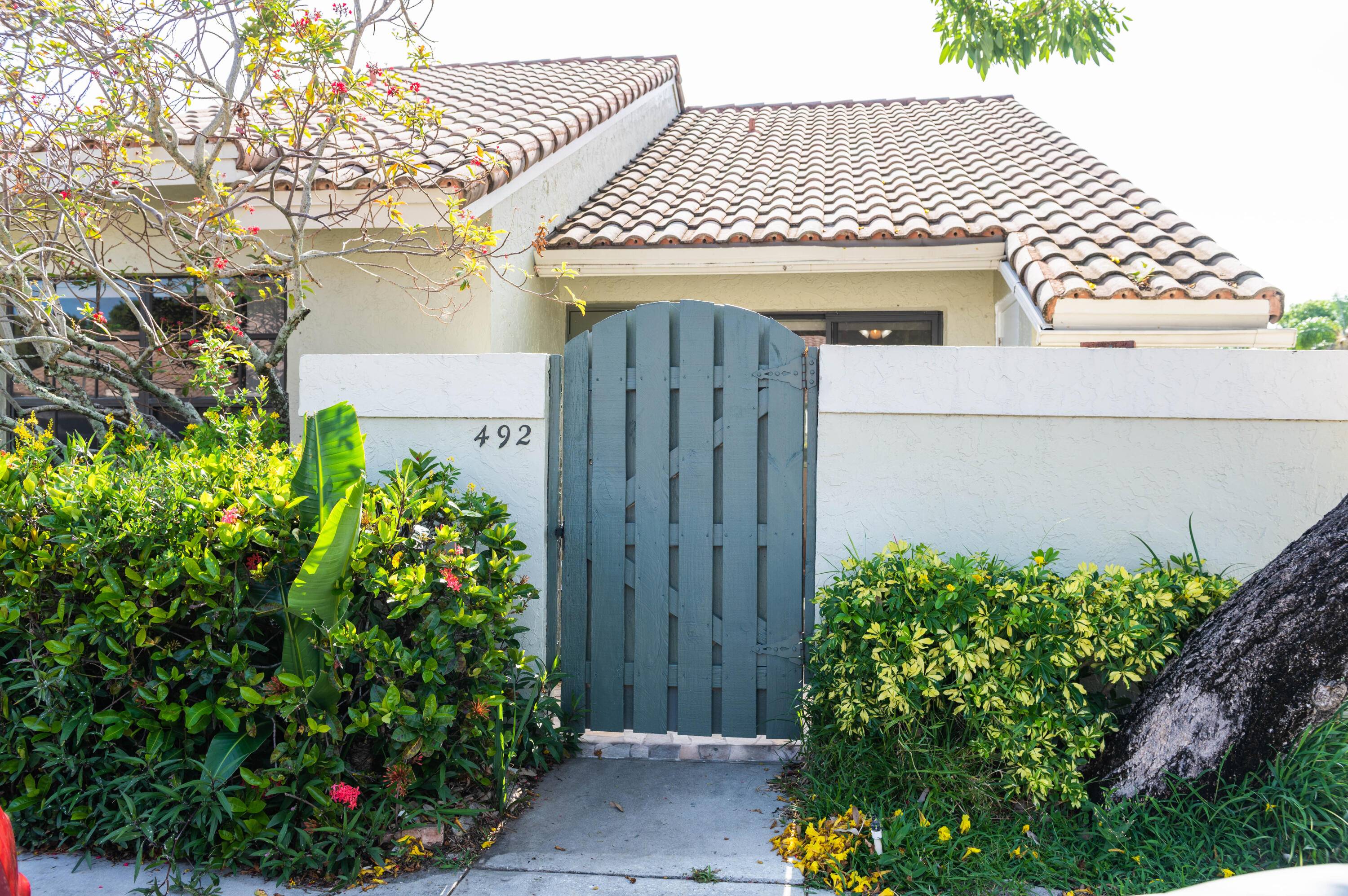 BRIGHT CORNER TOWNHOUSE with vaulted ceilings in the desirable community of Windwood Boca Raton.