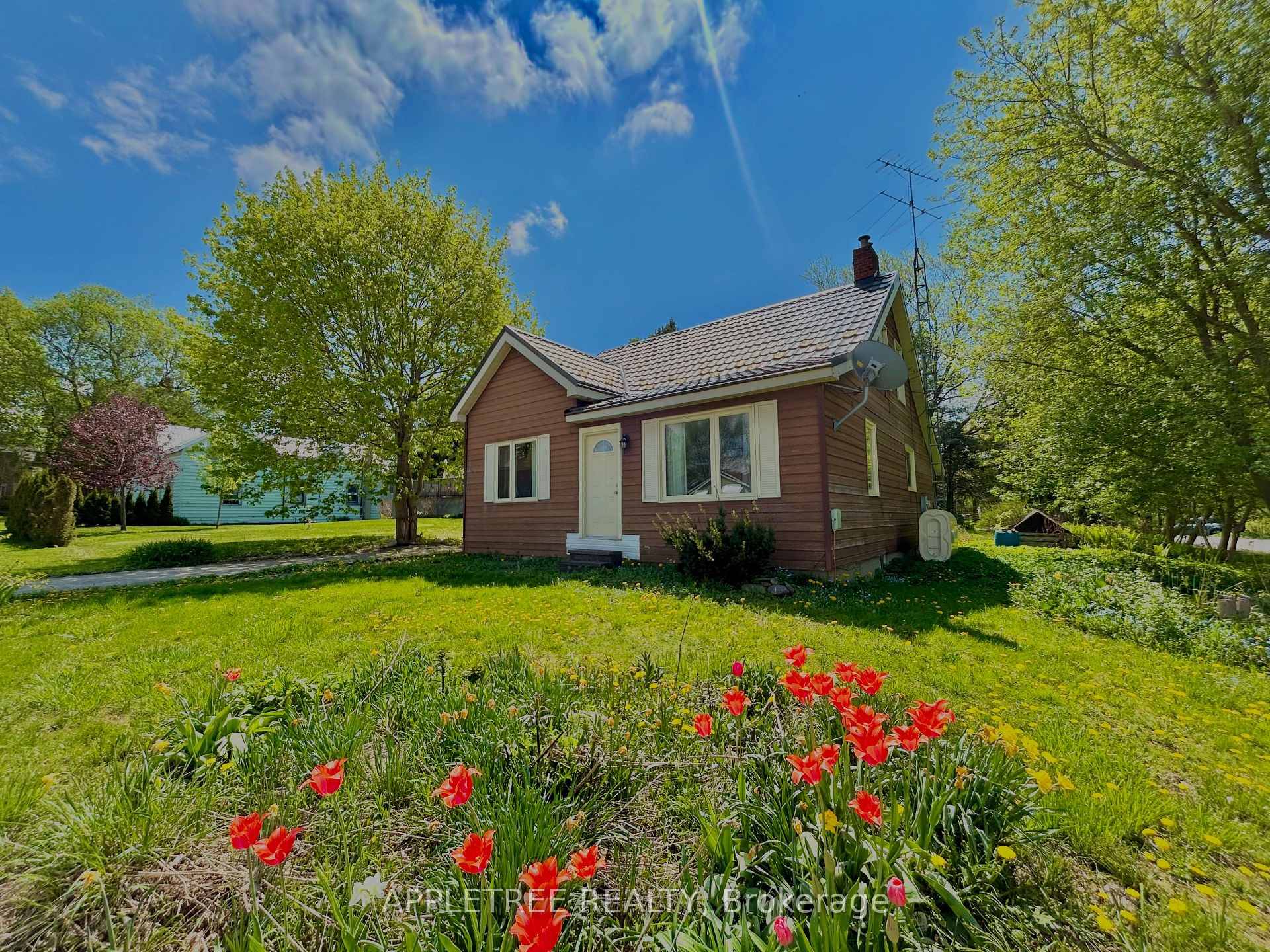 Welcome to 7748 Highway 21, a fully detached 4 bedroom home on spacious corner lot in the heart of Allenford.