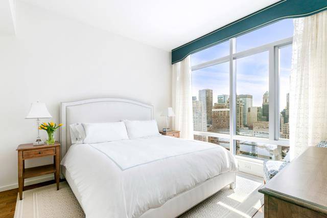 This south facing one bedroom, one bath home features dramatic direct views of the Downtown Manhattan skyline and the Empire State Building through its floor to ceiling windows.
