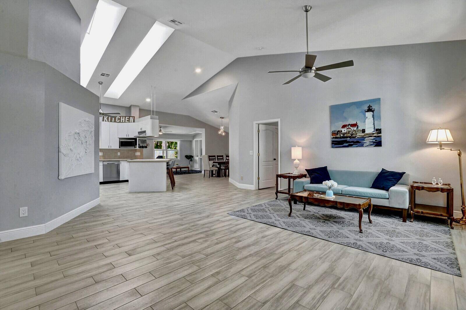 Light and airy home in the center of everything !