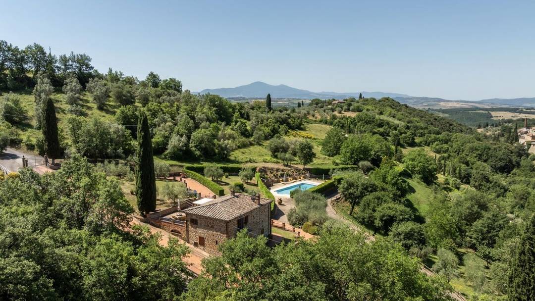 Farmhouse divided into two flats, with a panoramic pool, ideal as a private residence or holiday investment, for sale in Trequanda, in Val d'Orcia