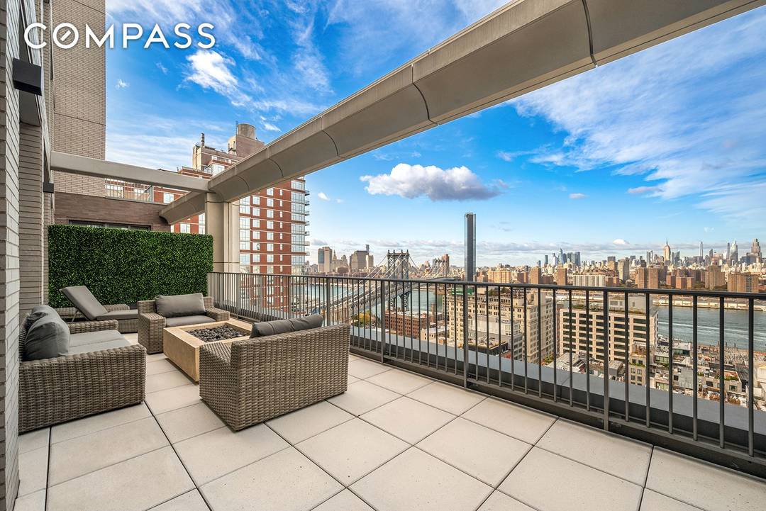 Perched high above DUMBO s cobblestone streets, Penthouse 20B at Front amp ; York is a rare opportunity to own one of Brooklyn s most coveted residences a refined blend ...