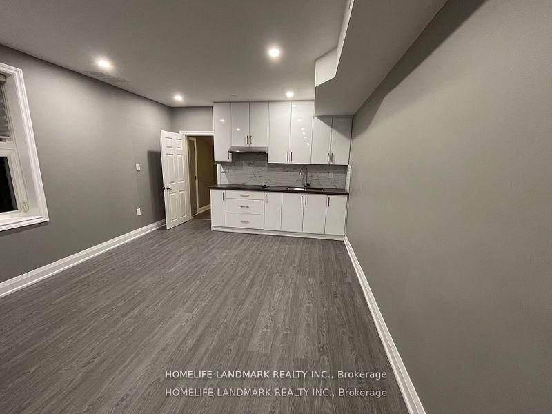 Live In This Beautifully Renovated Two Bedrooms Upper Unit In The Most Desirable Area With Easy Access To Dundas Station, Ttc, Shopping At Your Door Step amp ; High Park.