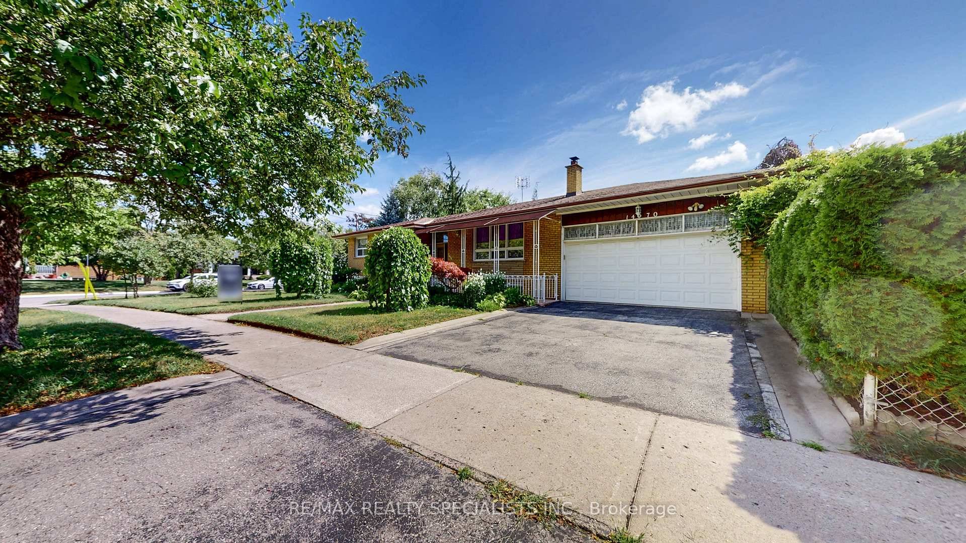 Fantastic Opportunity In The Exceptional Lakeview Community.