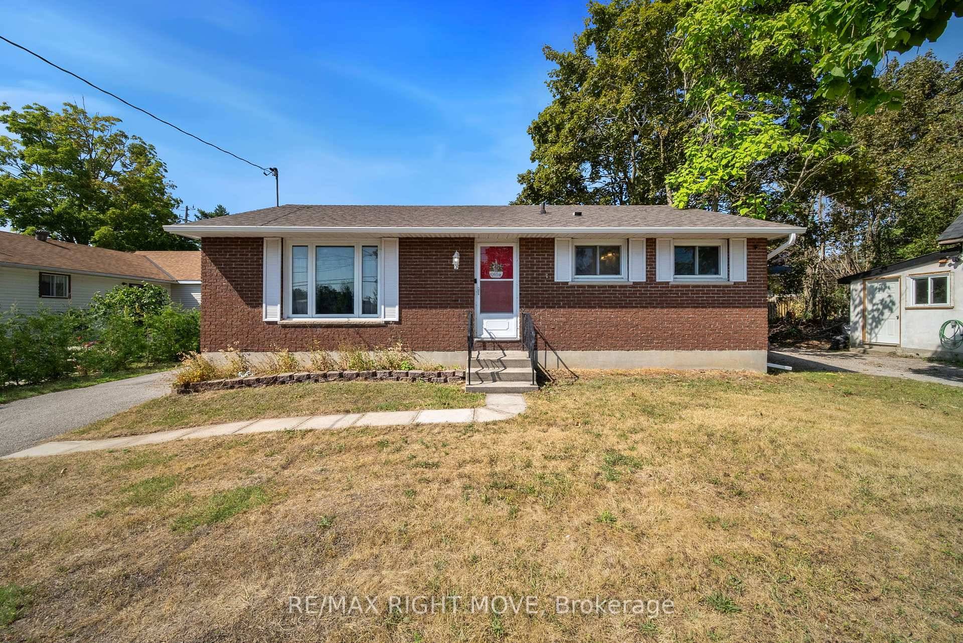 Well kept all brick bungalow in Orillia's desirable West Ward.