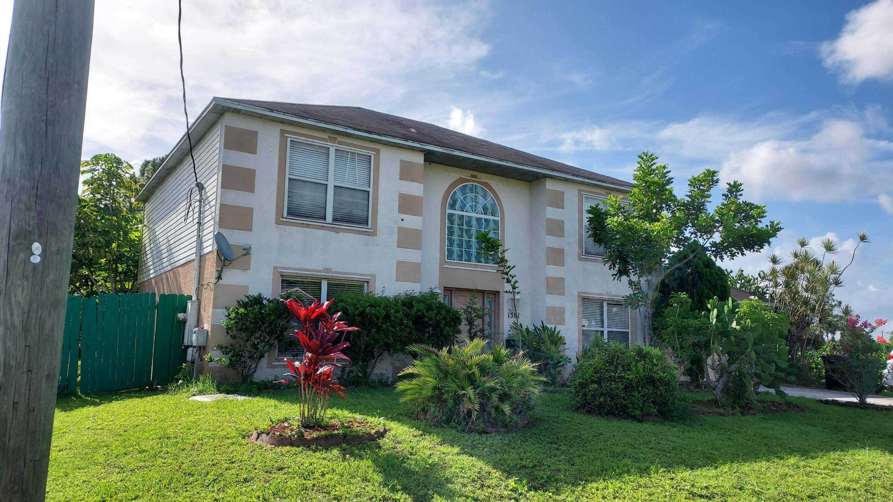 This lovely two story home is central to the turnpike and 95 freeway.