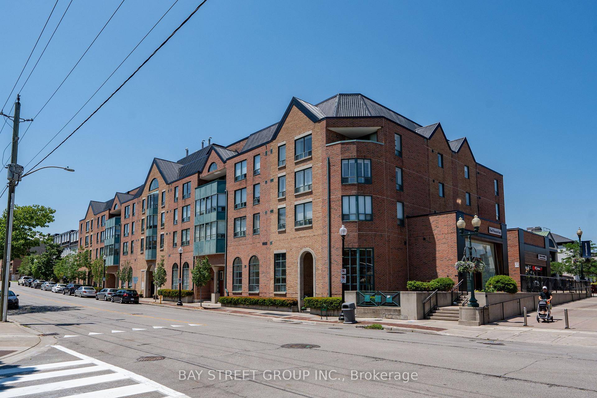 Welcome to Ashbury Square in Old Oakville, where lakeside tranquility meets small town charm, all within the top ranked Oakville Trafalgar school zone !