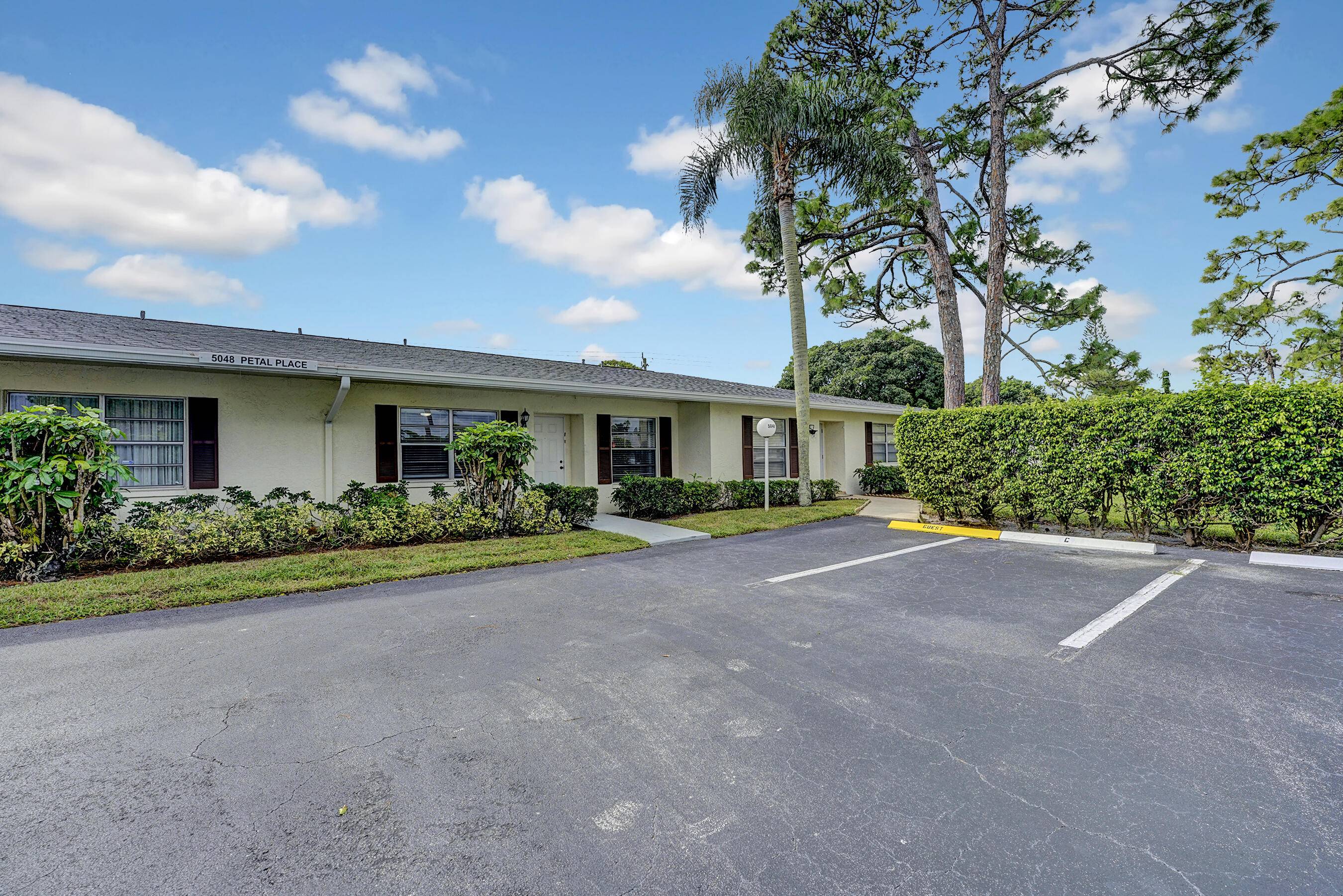 Welcome to this beautifully renovated villa in the Bridgeview community of Delray Beach !