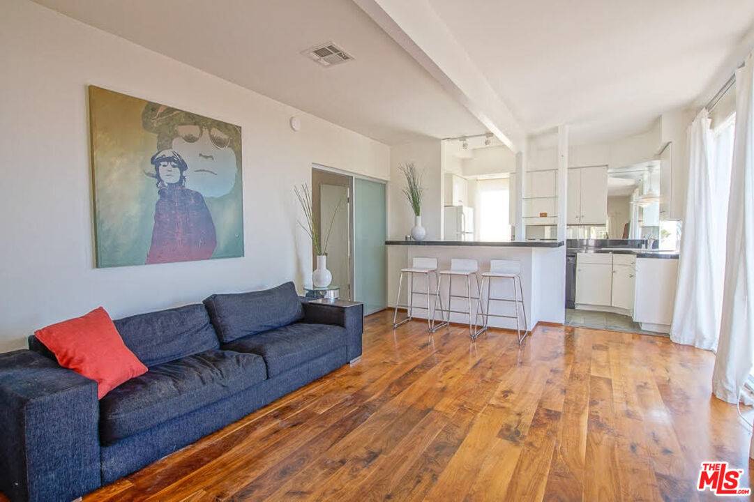 1541   Marlay Dr 1BR Sunset Strip La