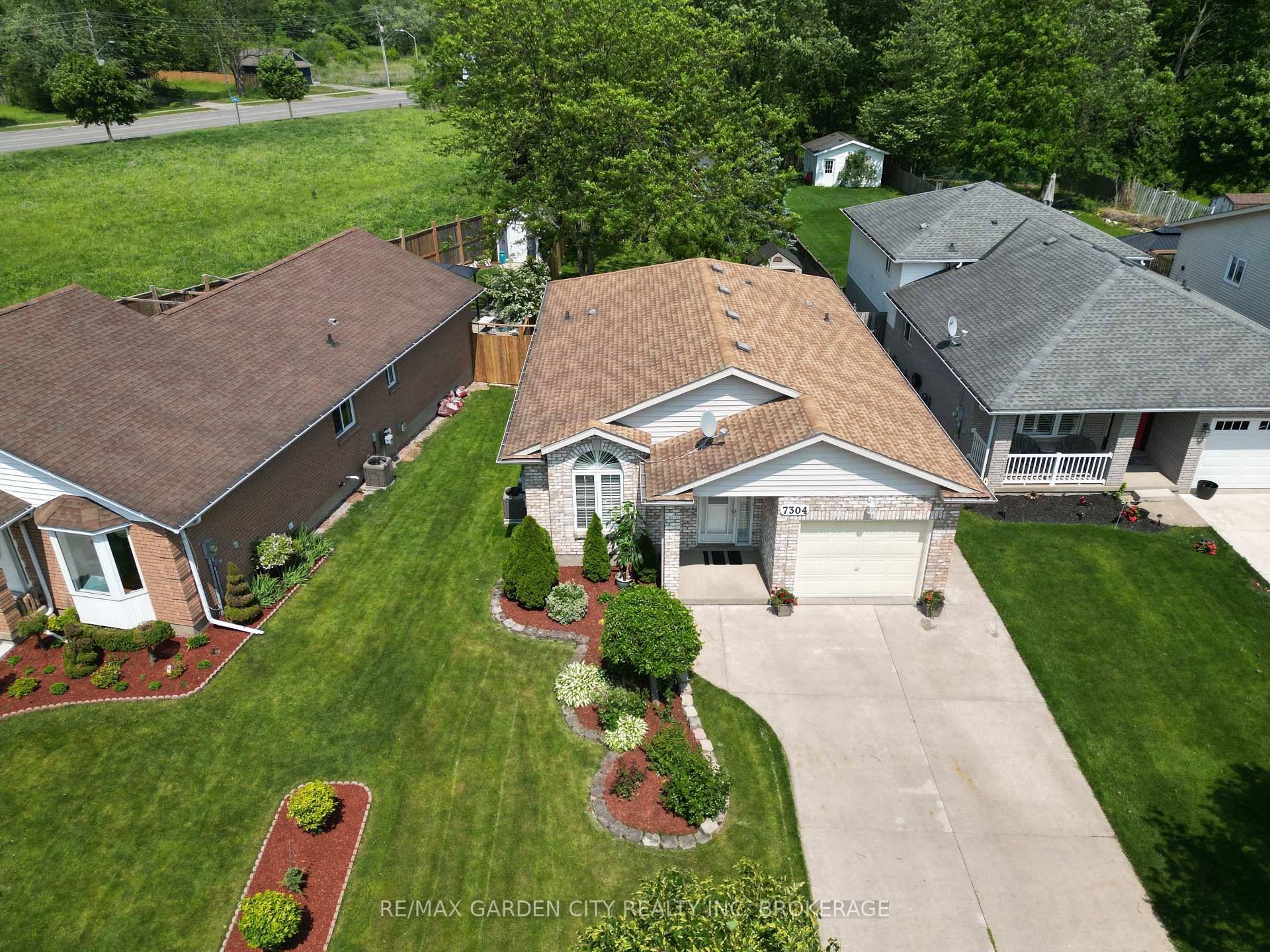 Welcome to 7304 Alex Avenue, a fantastic family home nestled in the heart of Niagara Falls.
