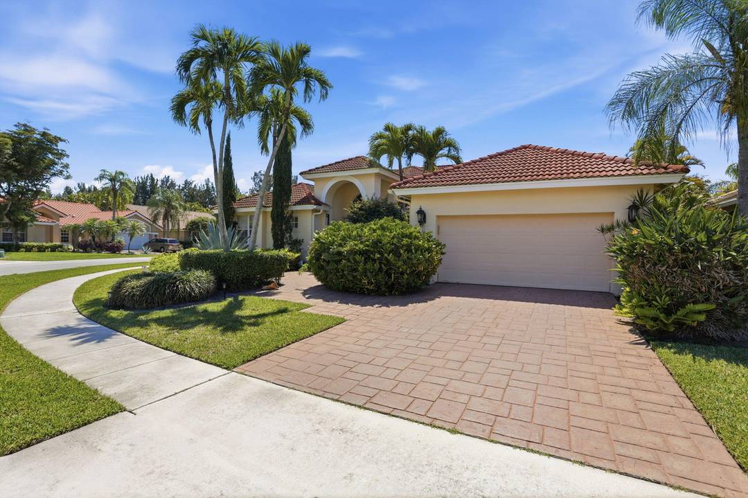Come see this wonderful home in Aberdeen Golf amp ; Country Club largest corner home in The Estate section, total 3109 sqft, Social Membership included !