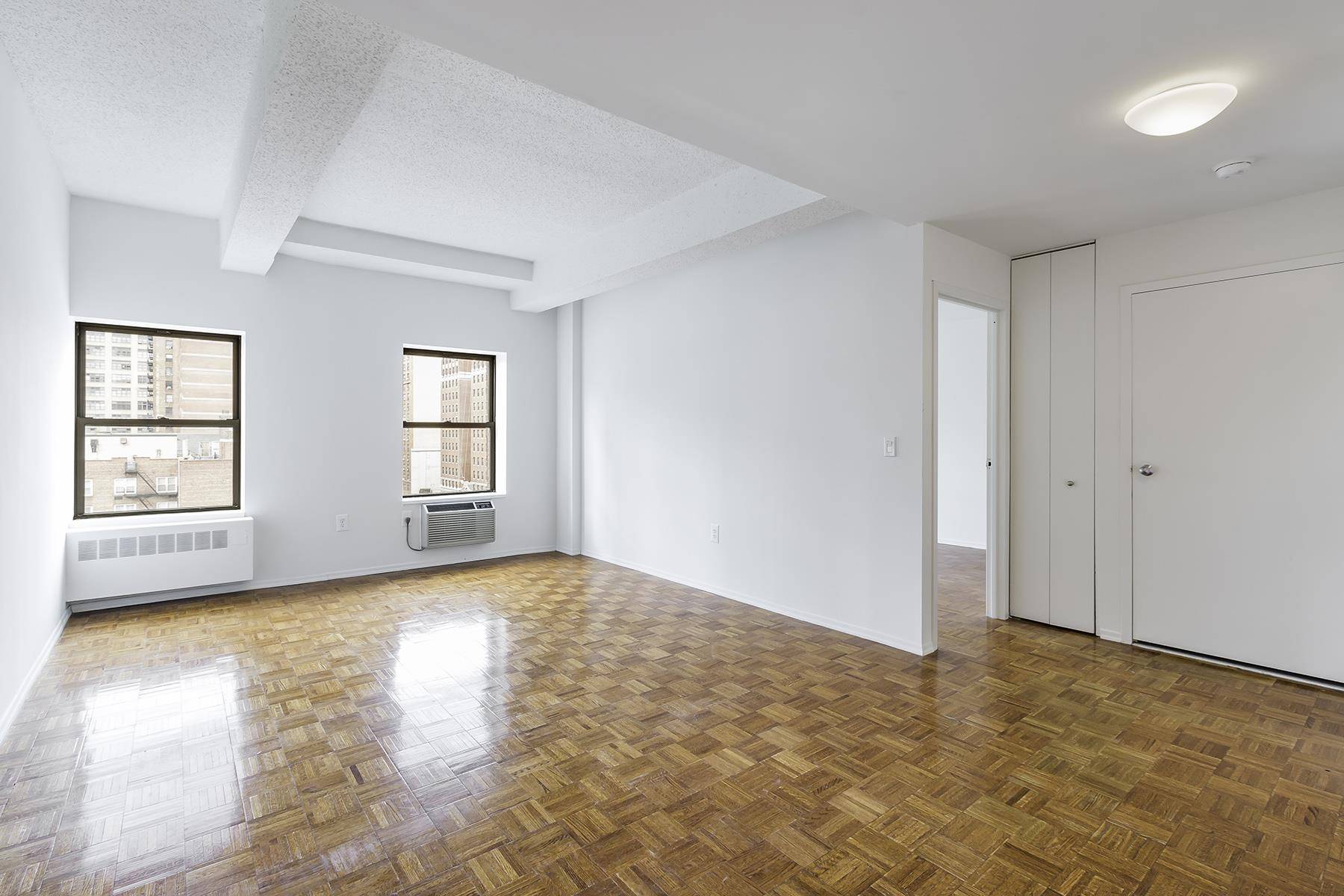 Located at the borders of Chelsea and Hudson Yards, it is a short distance from the shops and eateries in Herald Square, the entertainment of Madison Square Garden.