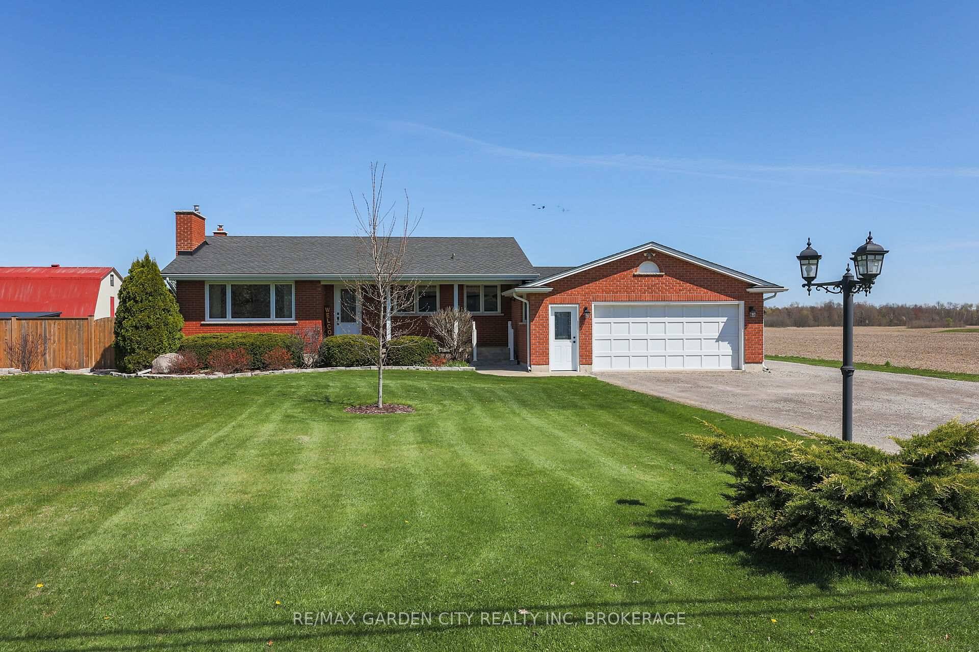GET BACK TO THE COUNTRY YET ONLY MINUTES AWAY FROM ALL AMENITIES AND HWY.