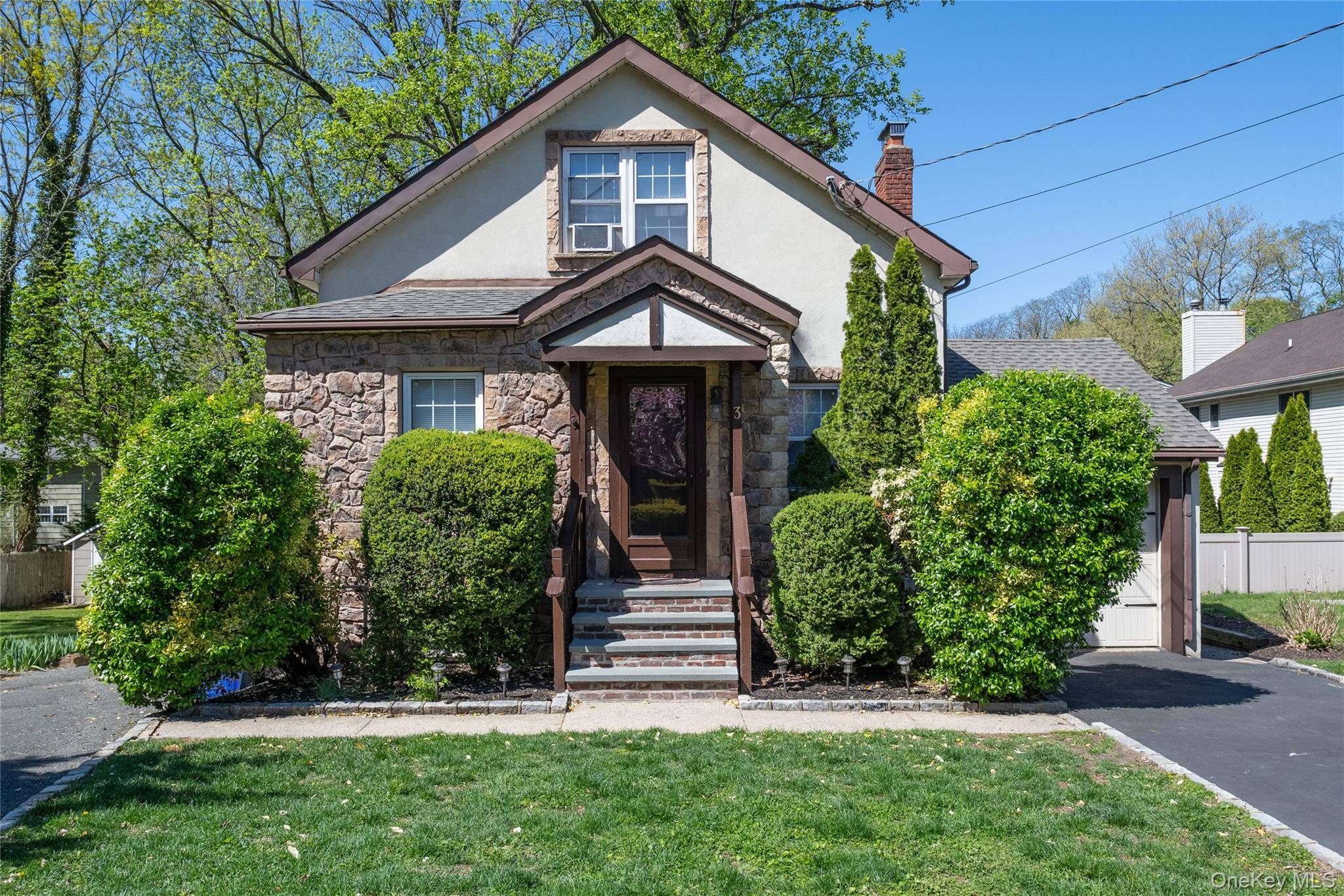 Set on a quiet dead end on a huge piece of property with a patio just up the road from Tappen Beach makes this 4 Bedroom 2 Bath rental a ...