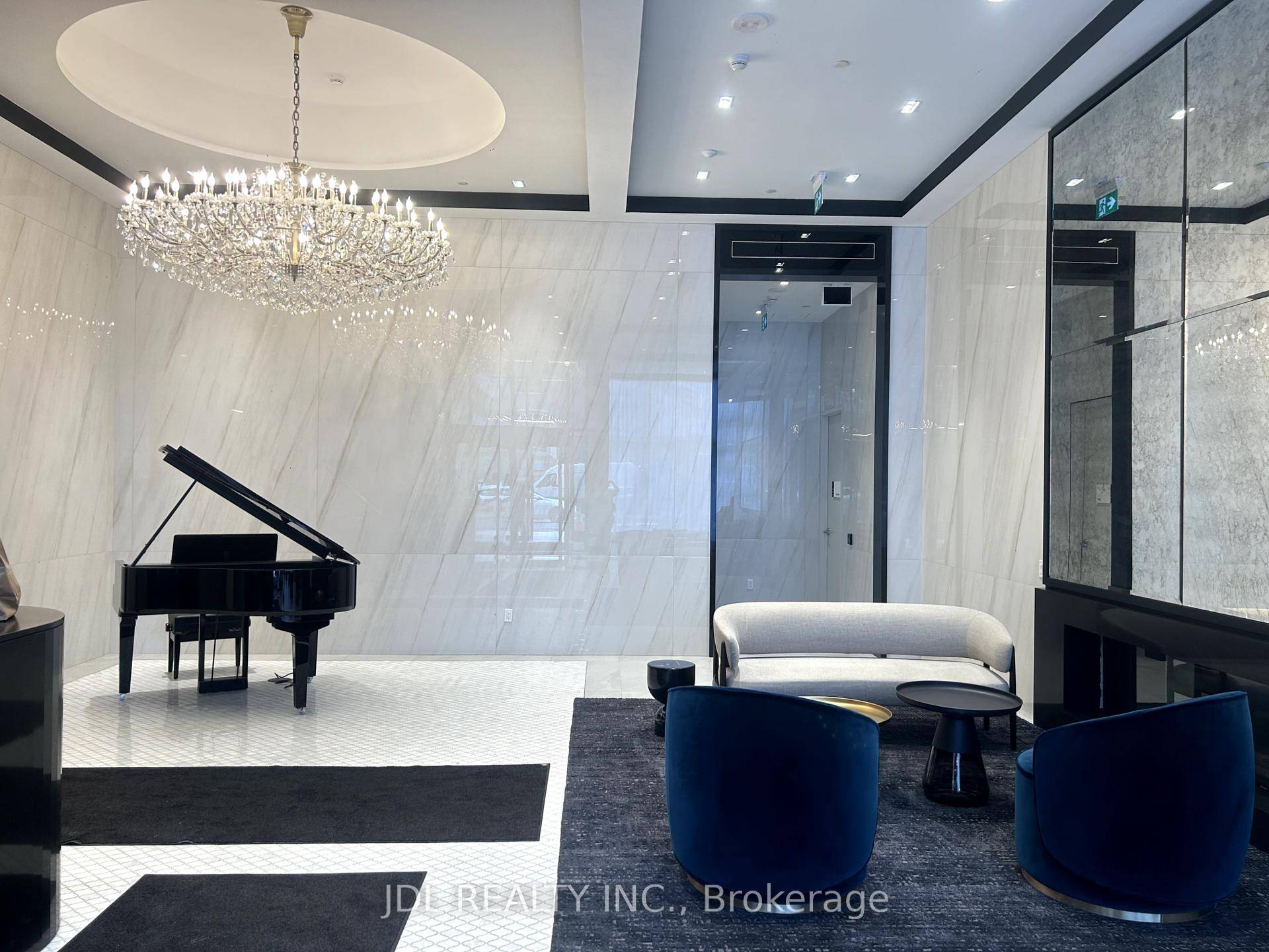 A newly built 1 bedroom condo in the centre of downtown Toronto !