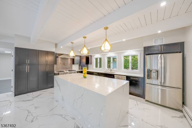 EXTRAORDINARY 6 BED 4. 1 BATH CUSTOM ESTATE ON 2.