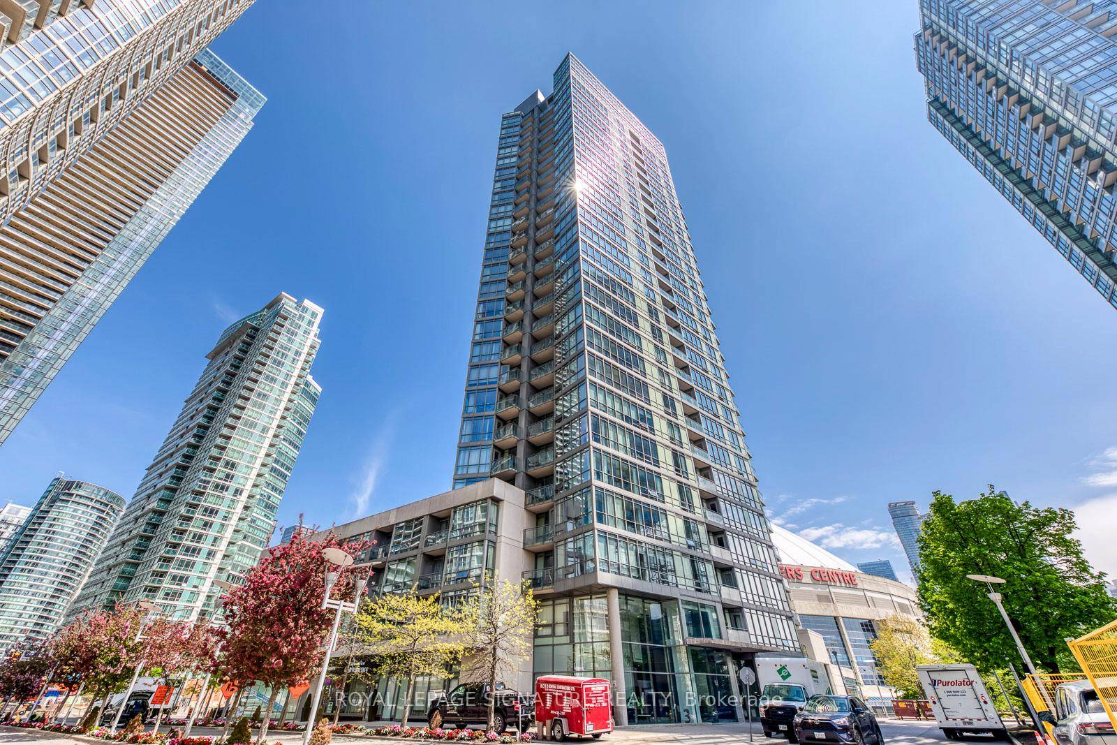 Harbour View Estates ! Immaculate split 2 Bedroom Den, 2 Bath suite in the heart of downtown Toronto.
