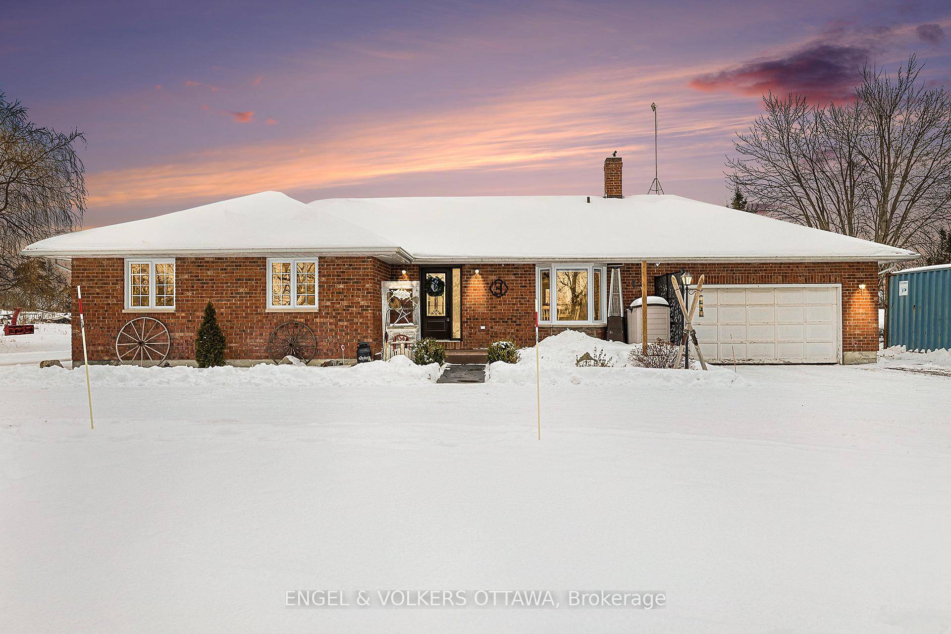 Charming 3 Bedroom Bungalow on a Spacious Double Country Lot in Carleton Place.